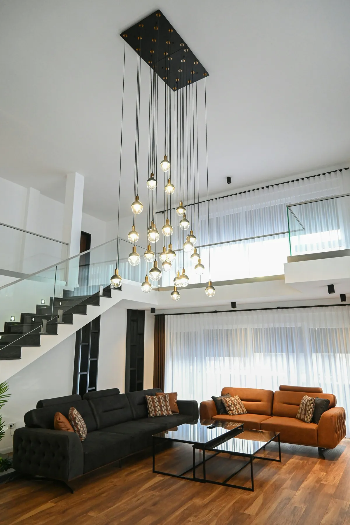 Sala residencial iluminada con lámparas colgantes