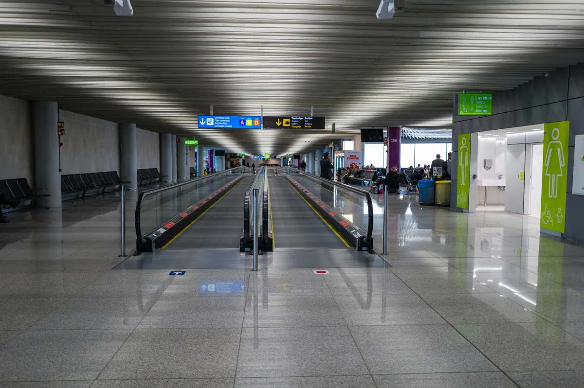 Pasillo de terminal aérea con iluminación continua